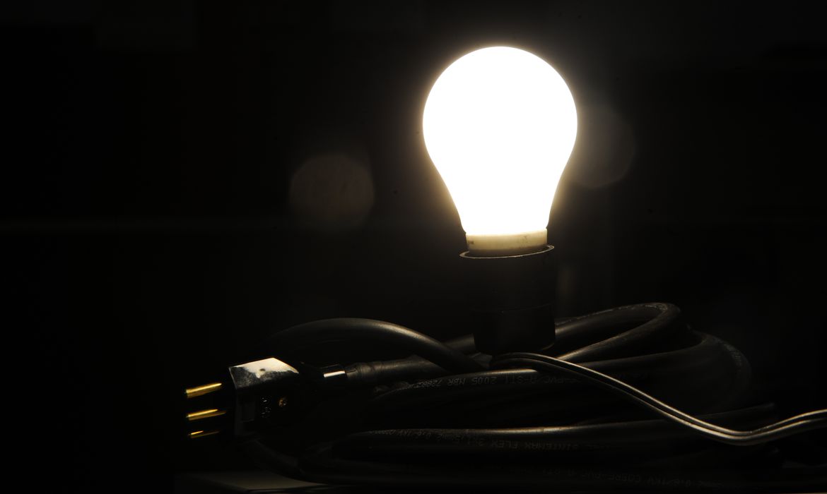 Tarifa extra da conta de luz sobe para R$ 14,20 a partir de hoje