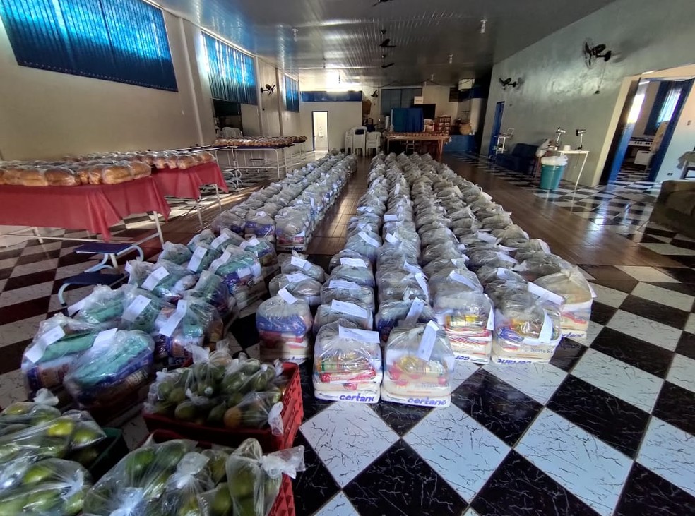 Moradores de Nova Cantu fazem marmitas para entregar para vizinhos isolados com Covid-19