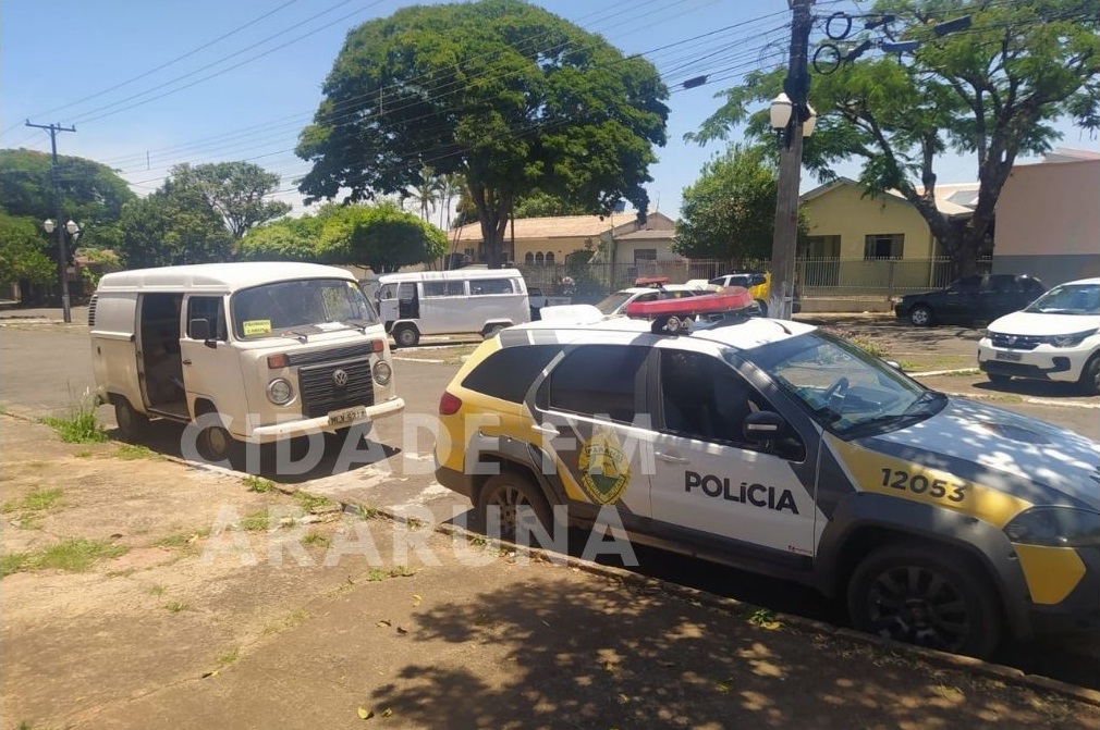 Dupla é presa em Araruna após roubar Kombi carregada com cigarros