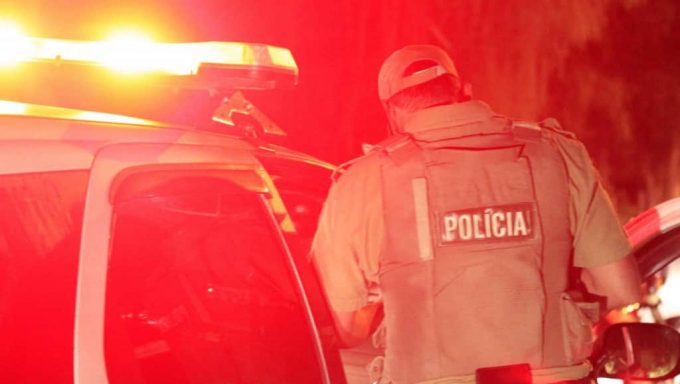 Mulher é atingida na cabeça por bala perdida e só percebe ao chegar em casa