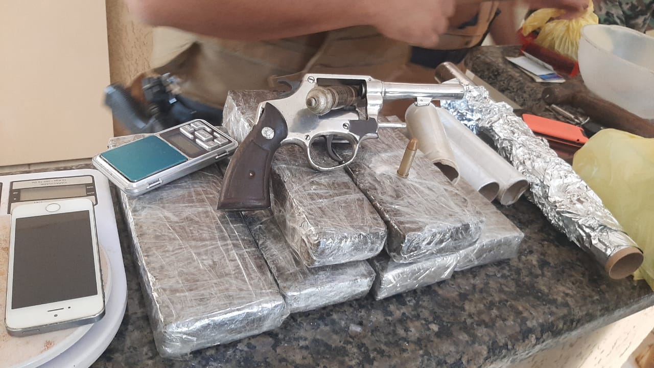 Indivíduo é preso com arma e drogas após assalto