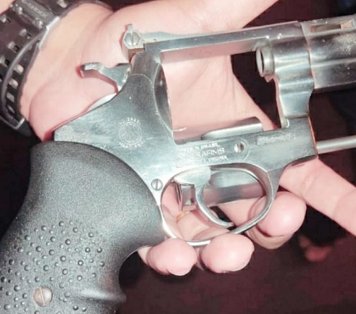 Policial de folga prende homem que fazia disparos na rua