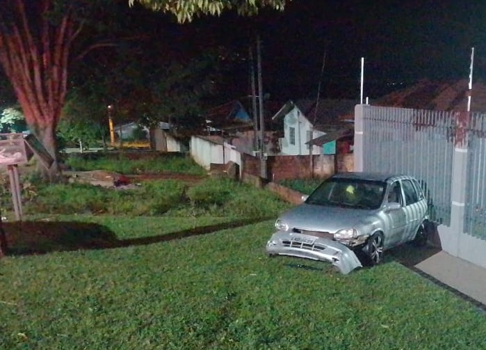 Bandidos batem carro furtado em muro em Araruna
