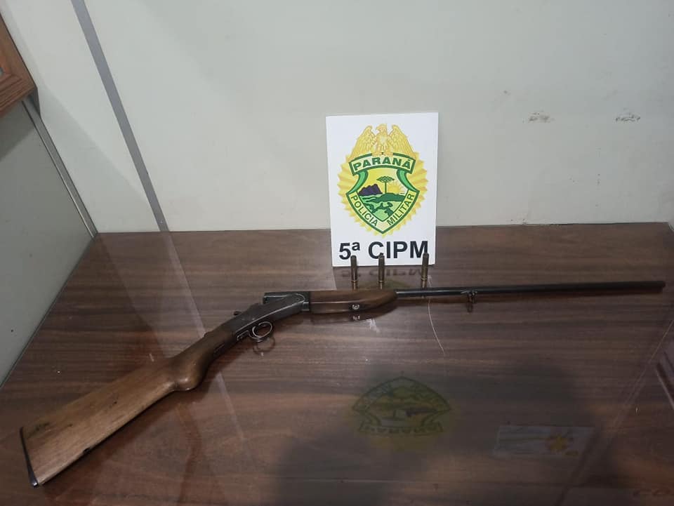 Homem é preso com espingarda e moto sem placa em Terra Boa