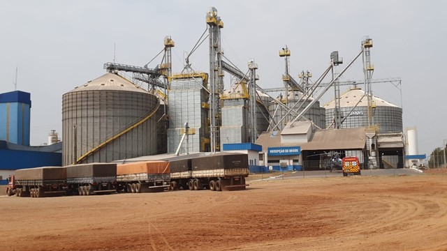 Trabalhadores são parcialmente soterrados em silo de grãos em Cianorte