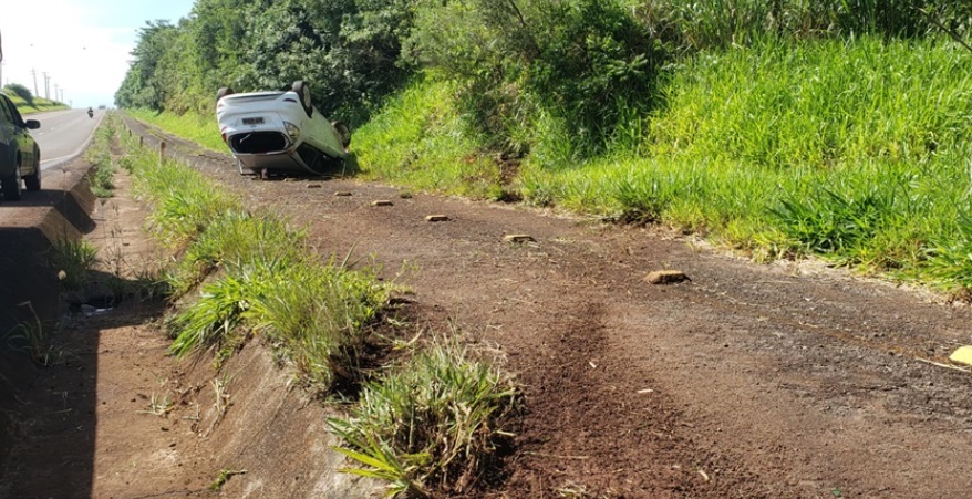 Motorista fica ferida após capotar veículo entre Campo Mourão e Araruna
