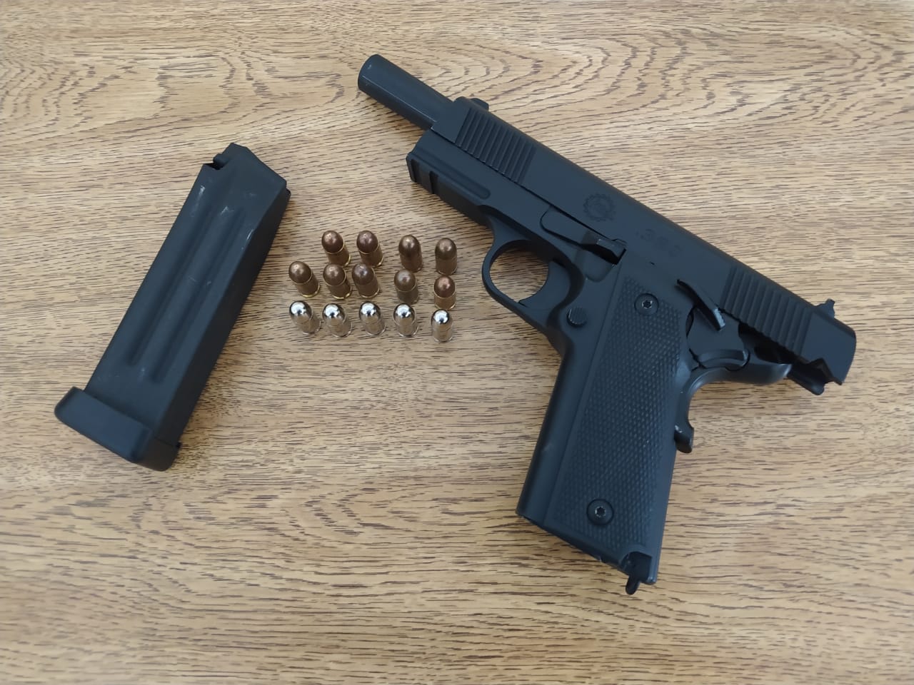 Após fuga de barreira, homem é preso com arma de fogo