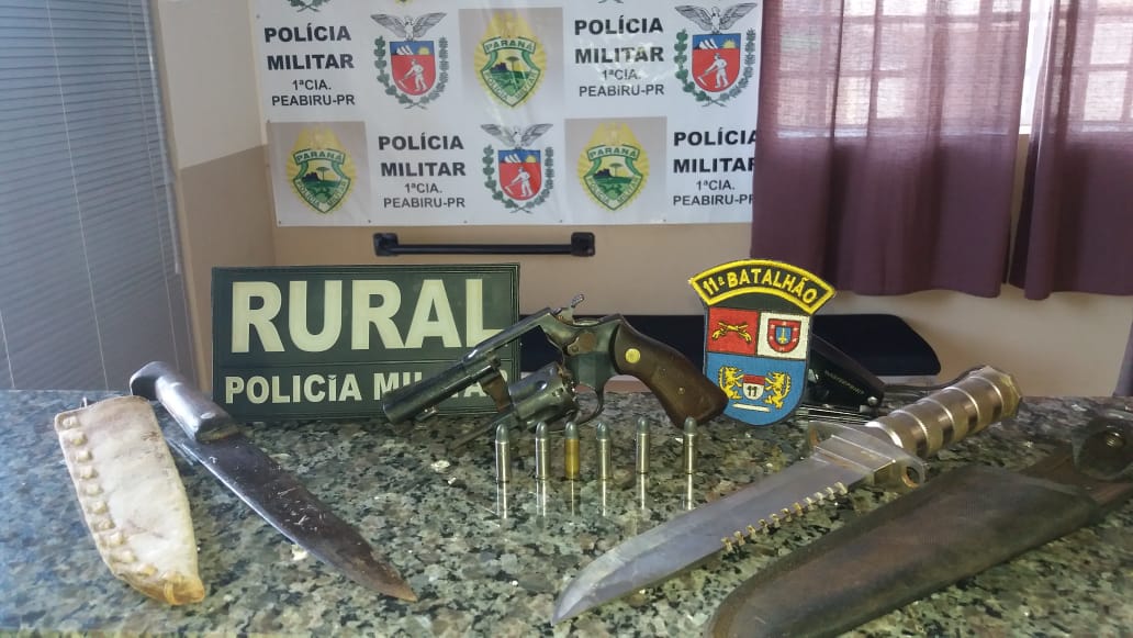 PM apreende arma de fogo e facas no Assentamento Canaã